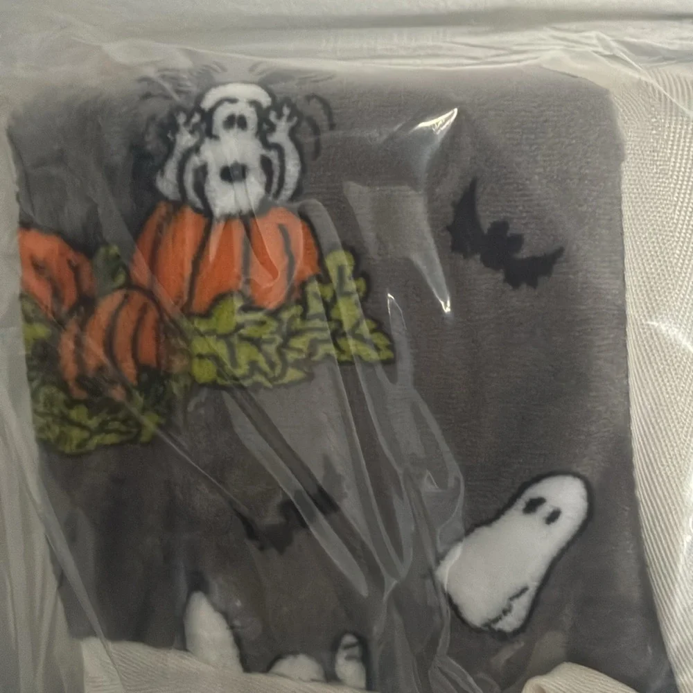 NWT-BERKSHIRE- Peanuts- Snoopy- Halloween- Gray VelvetSoft Blanket 55x70 👻🎃🦇